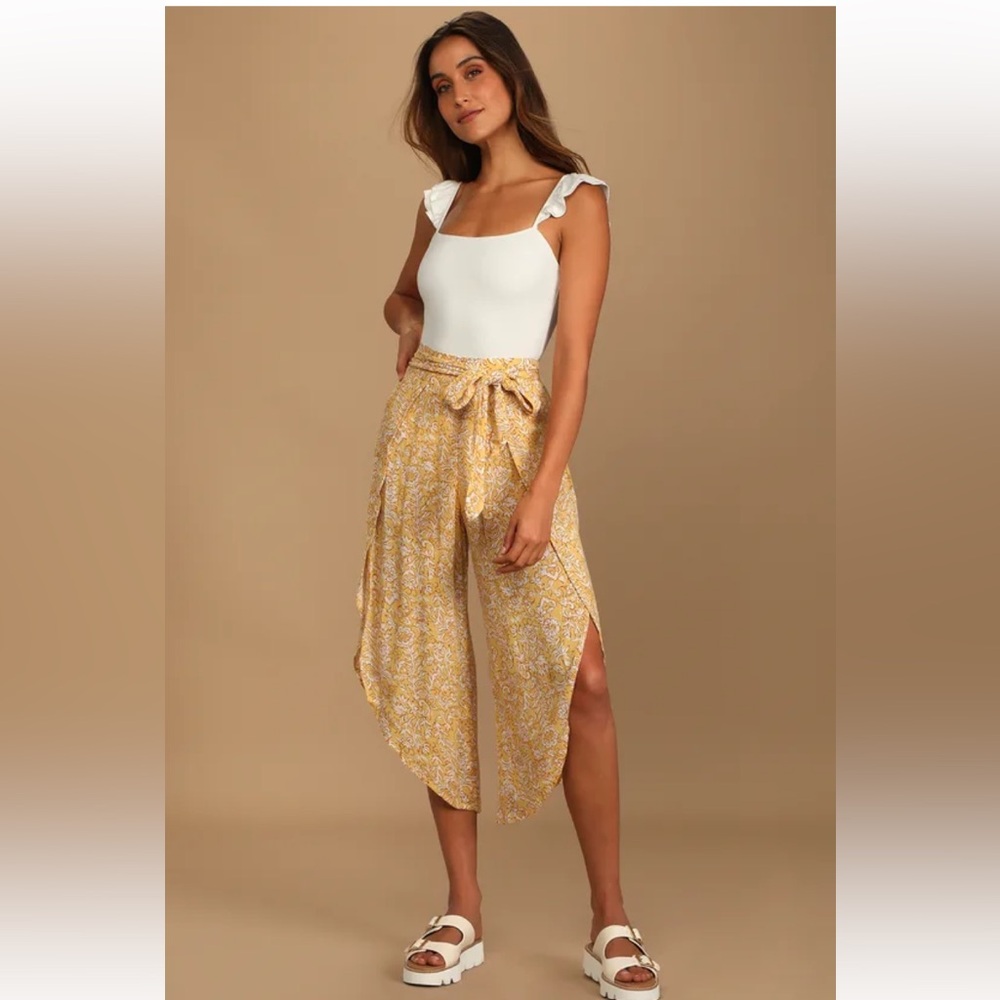 NWOT Billabong Capri Skies Yellow Floral Cropped Wrap Beach Tie Waist Pants L